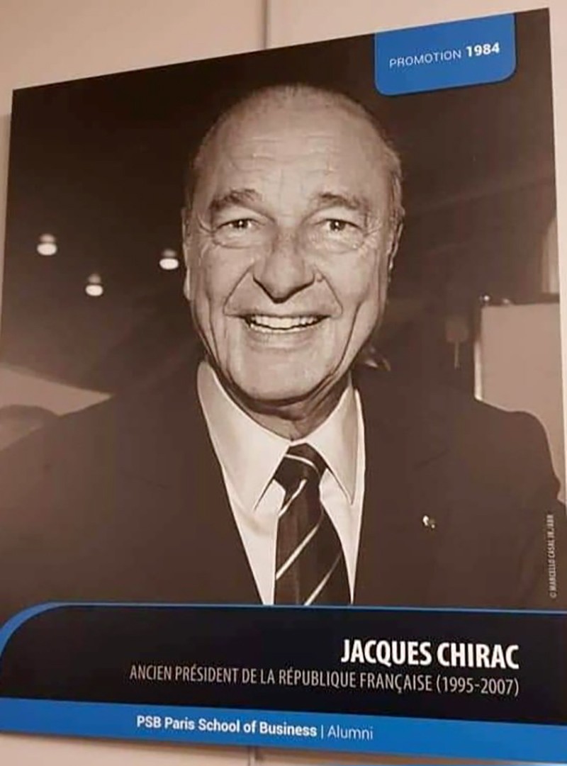 Hình ảnh Cựu tổng thống Pháp Jacque Chirac được treo trang trọng tại Trường Kinh Doanh Paris (PSB) cho những đóng góp của Ông vì sự tiến bộ chung của Thế giới và Ông cũng được biết đến là “Một người Pháp yêu mến Việt Nam”