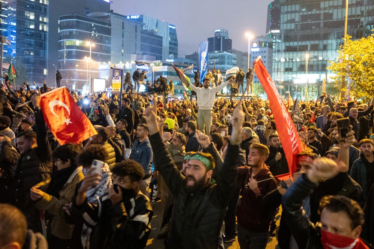 Biểu tình bên ngoài Tổng lãnh sự quán Israel ở Istanbul, Thổ Nhĩ Kỳ ngày 18/10. (Nguồn: AFP)