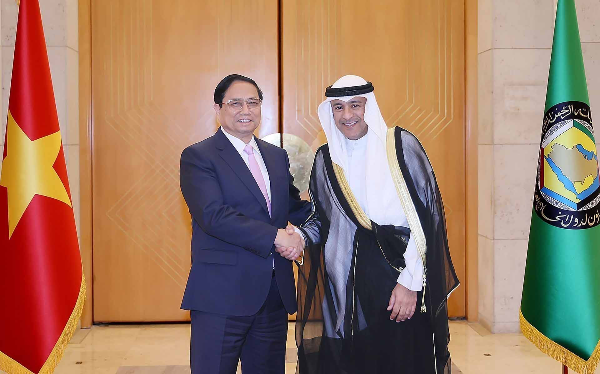 Tổng thư ký Hội đồng Hợp tác vùng Vịnh Jassim Muhammad Al-Budaiwi và Thủ tướng Phạm Minh Chính. (Nguồn: TTXVN)