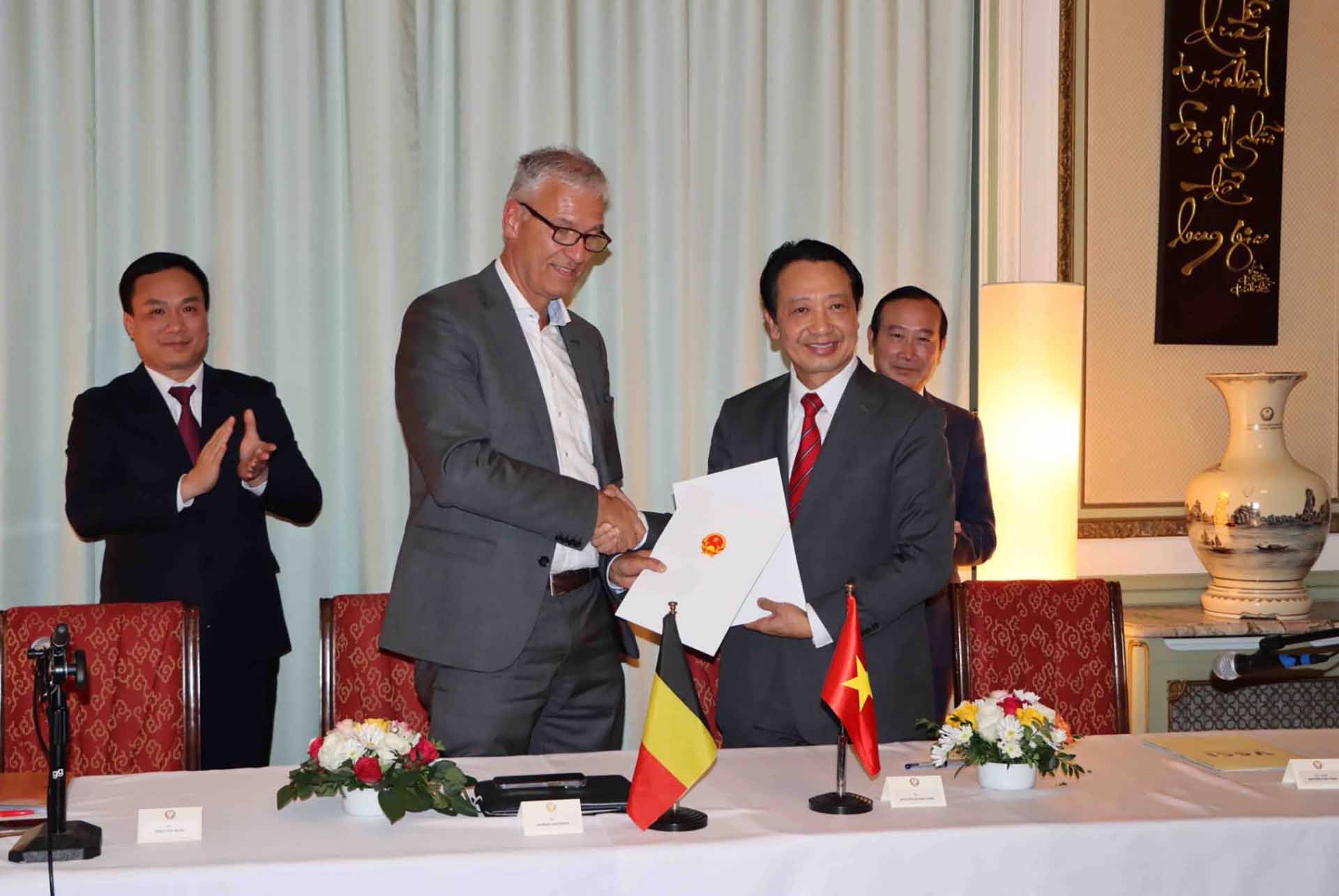 Chủ tịch BVA Andries Gryffroy và Phó Chủ tịch VCCI Nguyễn Quang Vinh trao đổi MOU.