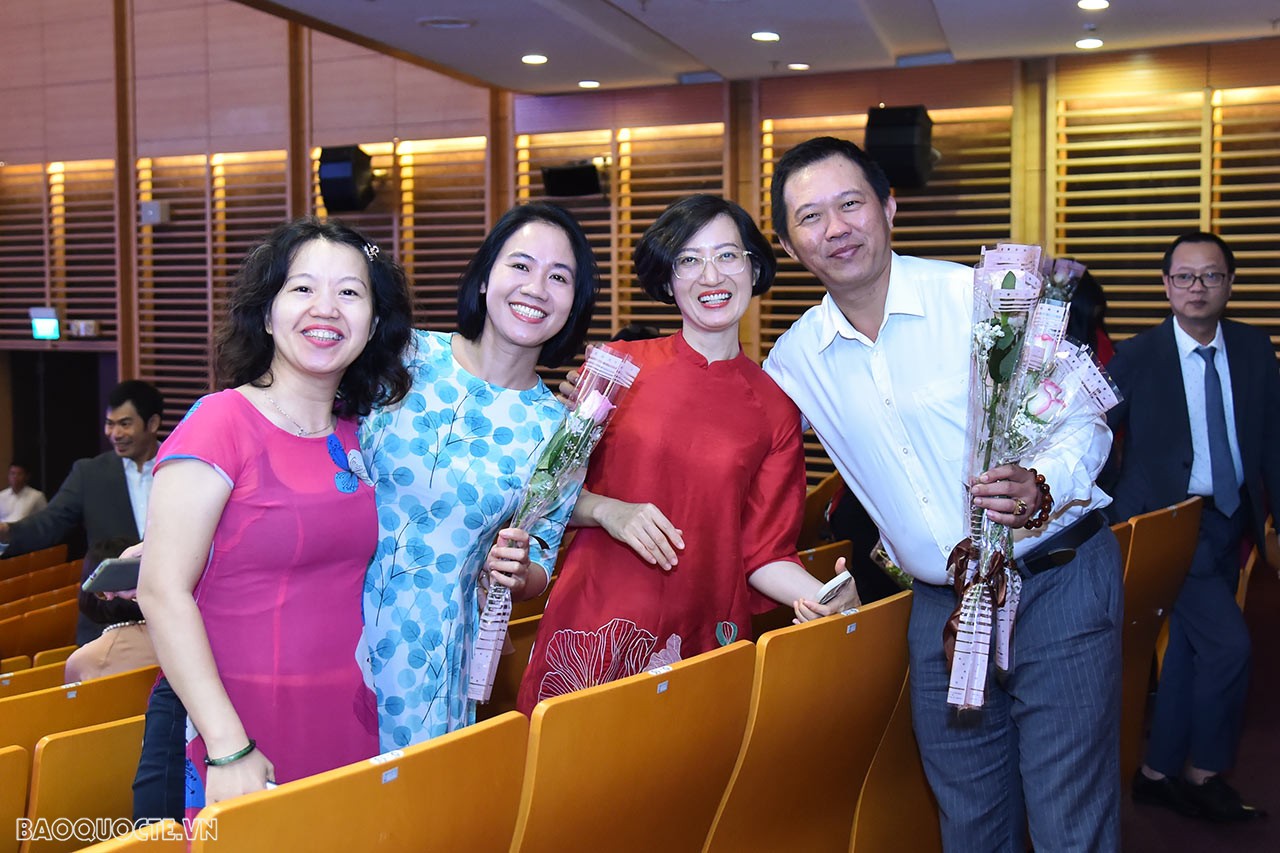 Thủ trưởng các đơn vị tặng hoa cho các cán bộ ngoại giao nữ tham dự lễ kỷ niệm.