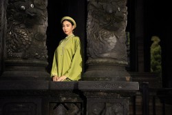 Hoa hậu Thùy Tiên mặc áo dài cổ phục Việt Nam chụp ảnh tại cố đô Huế