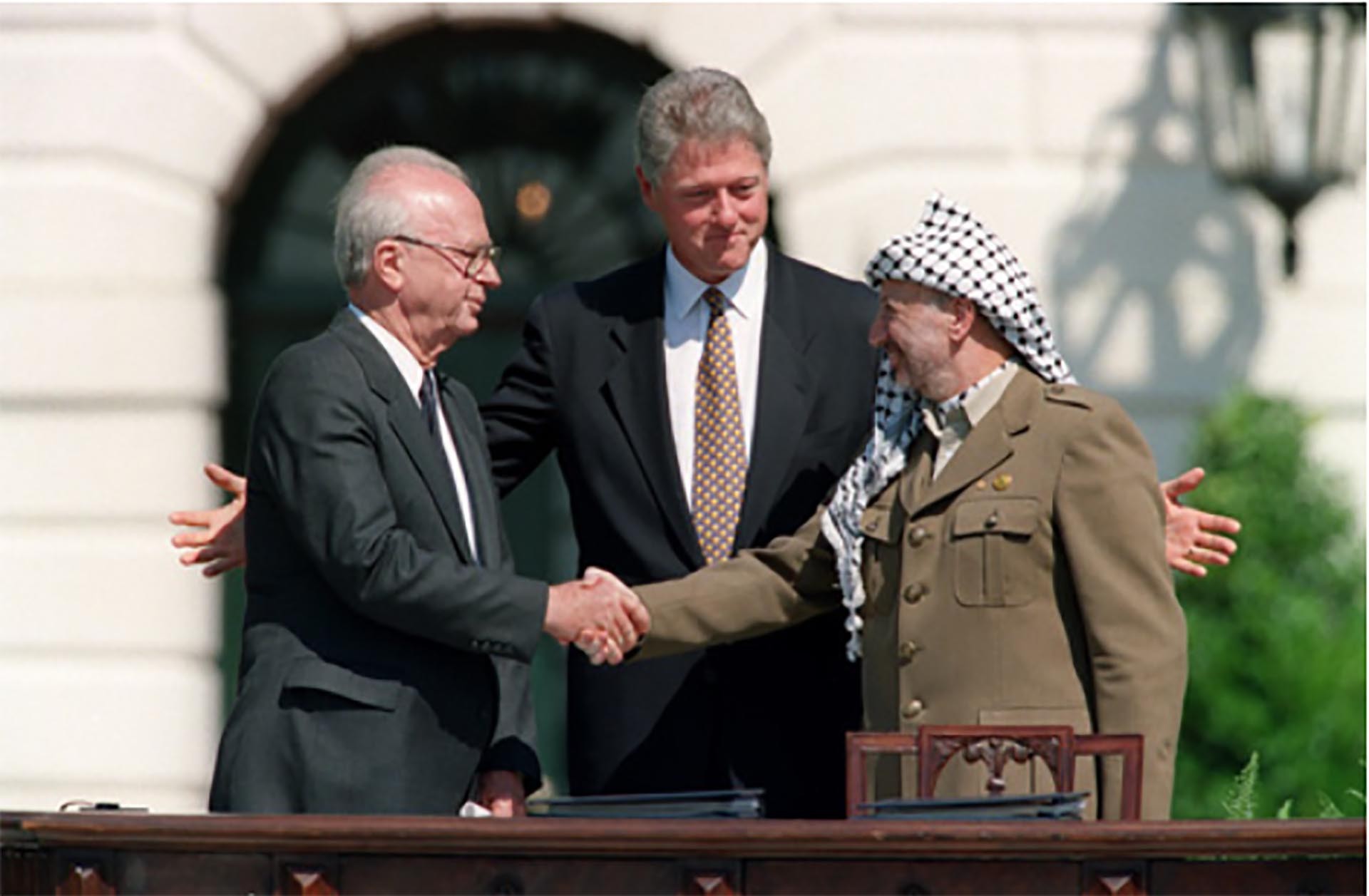 Các bên tham gia ký Hiệp ước Oslo tại Nhà Trắng (Mỹ) năm 1993. (Nguồn: History.com)