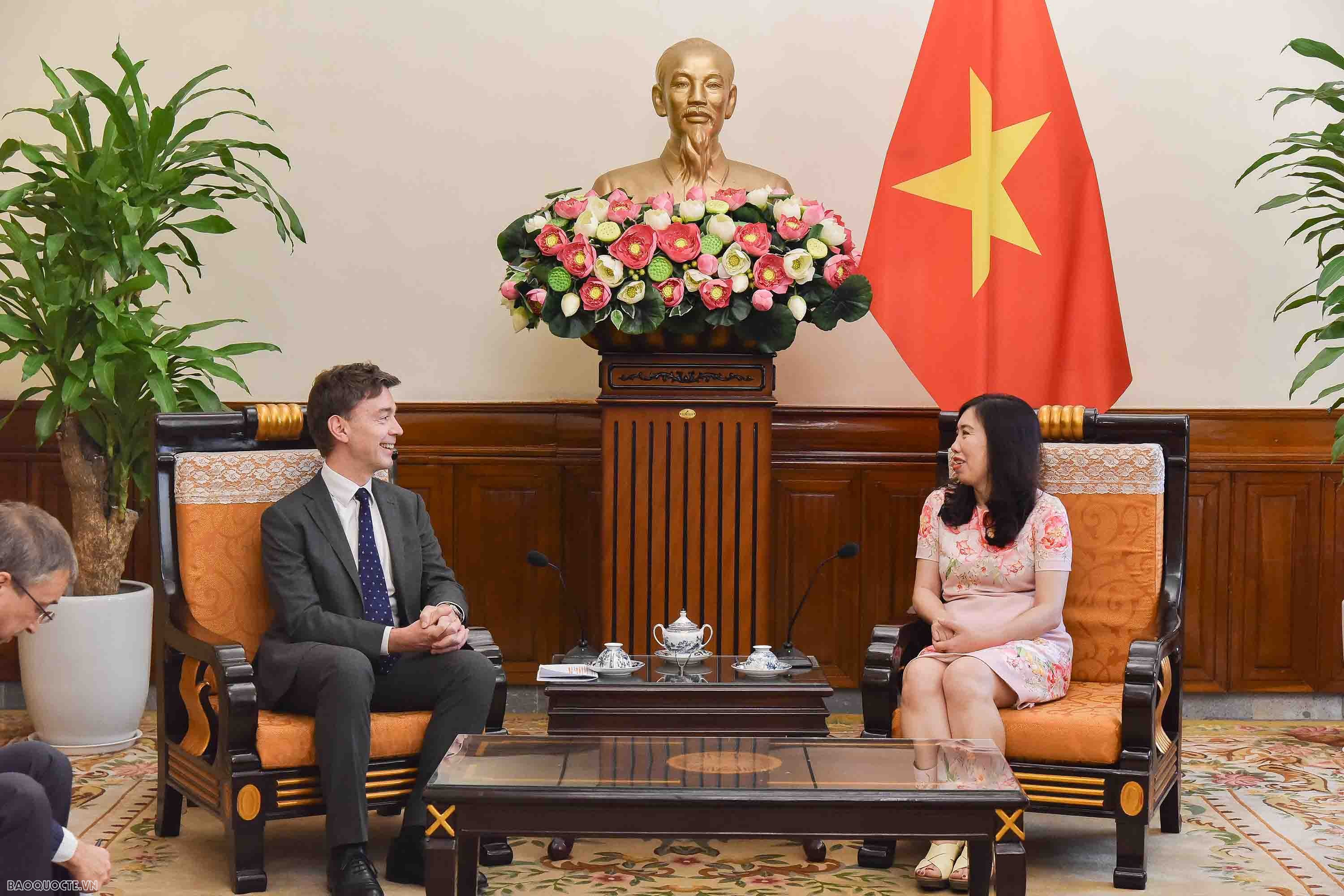 Thứ trưởng Lê Thị Thu Hằng đã đề nghị Đại sứ Julien Guerrier giúp thúc đẩy sớm gỡ “Thẻ vàng” IUU đối với hải sản xuất khẩu của Việt Nam.