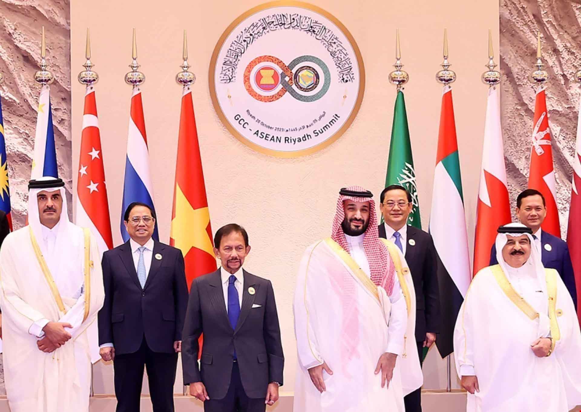 Thủ tướng, Thái tử Saudi Arabia Mohammad bin Salman đón Thủ tướng Phạm Minh Chính và các trưởng đoàn. (Nguồn: TTXVN) Thủ tướng, Thái tử Saudi Arabia Mohammad bin Salman đón Thủ tướng Phạm Minh Chính và các trưởng đoàn. (Nguồn: TTXVN)