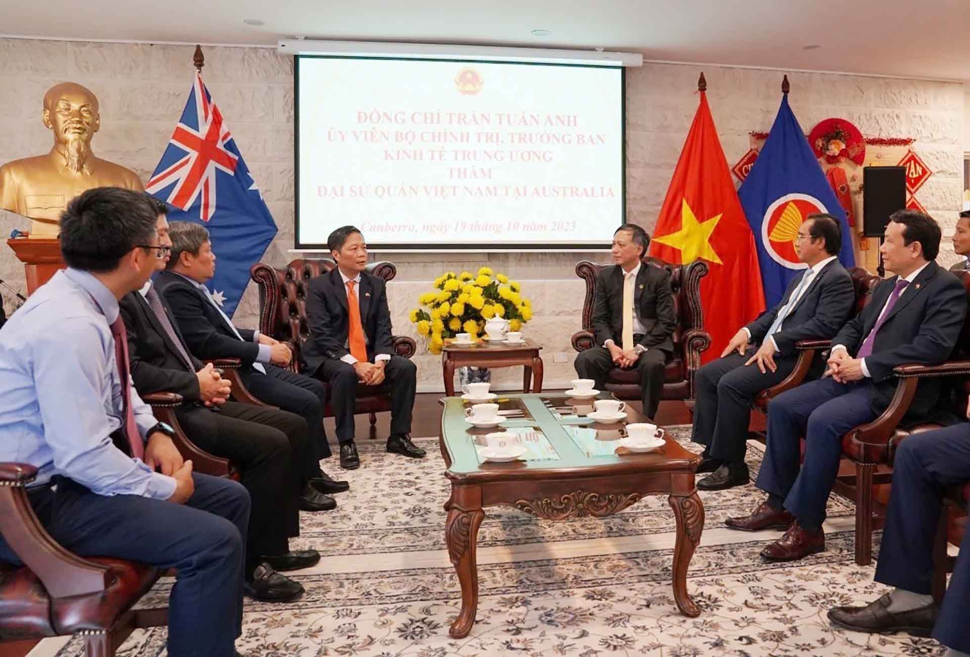 Đoàn đại biểu cấp cao Đảng Cộng sản Việt Nam thăm, làm việc với Đại sứ quán Việt Nam ở Australia. (Nguồn: TTXVN)
