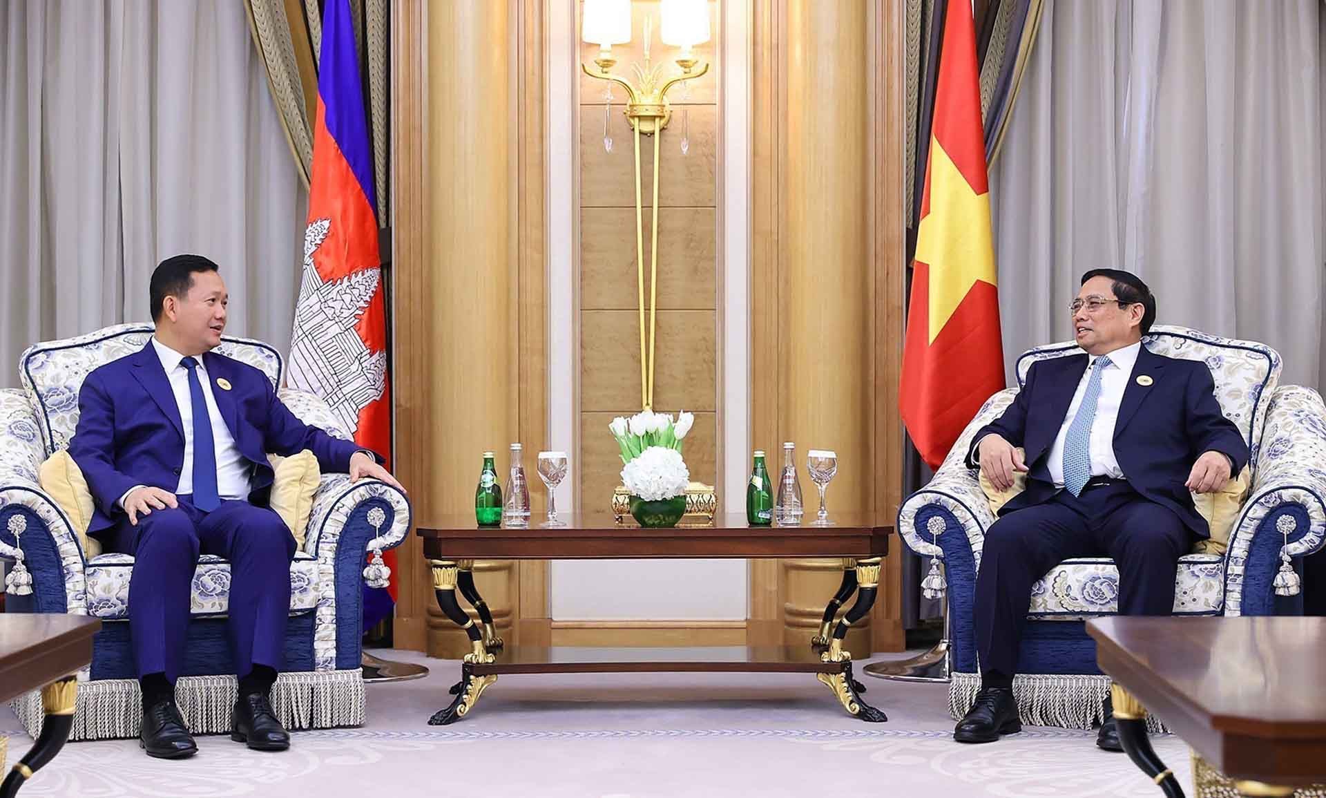 Thủ tướng Phạm Minh Chính gặp Thủ tướng Campuchia Hun Manet. (Nguồn: TTXVN)