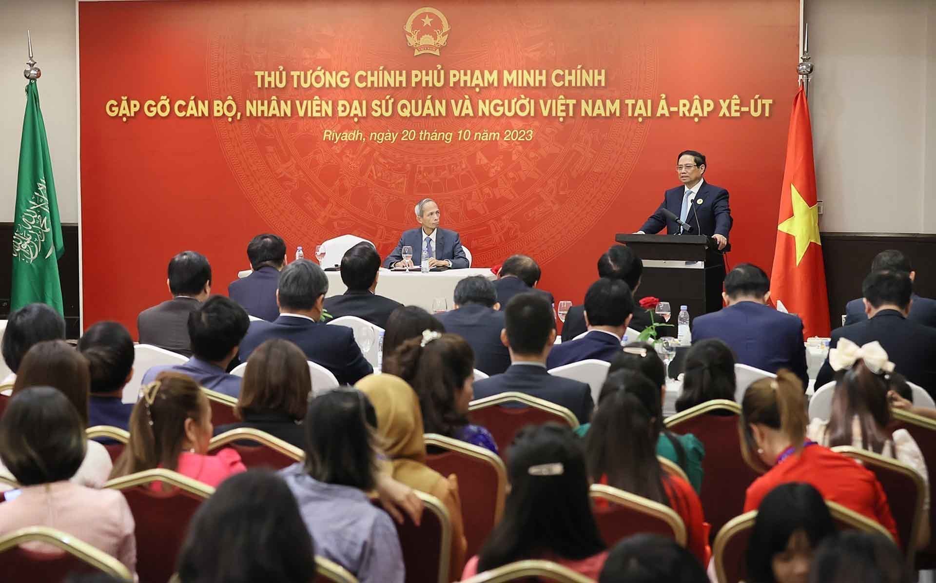 Thủ tướng gặp gỡ cán bộ, nhân viên Đại sứ quán và đại diện cộng đồng người Việt Nam tại Saudi Arabia