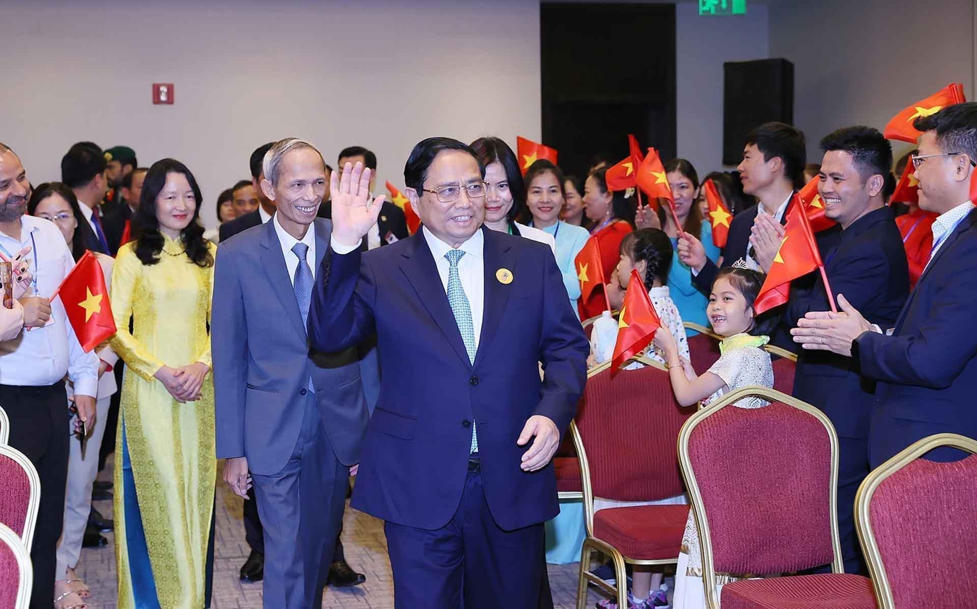 Thủ tướng gặp gỡ cán bộ, nhân viên Đại sứ quán và đại diện cộng đồng người Việt Nam tại Saudi Arabia