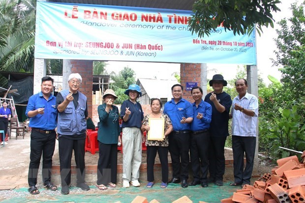 RoK youngsters build houses for the needy in Ben Tre