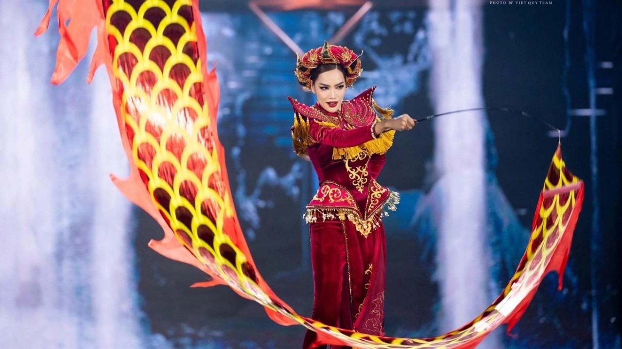 Lê Hoàng Phương được khen khi diễn trang phục dân tộc tại Hoa hậu Hòa bình