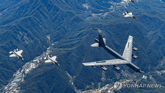 Căng thẳng Bán đảo Triều Tiên leo thang, Mỹ-Nhật-Hàn lần đầu tập trận không quân; oanh tạc cơ B-52 cũng tham gia, có khả năng mang vũ khí hạt nhân