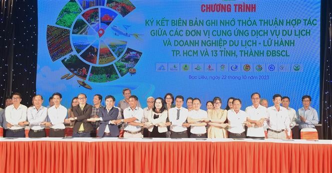 Ký kết ghi nhớ hợp tác giữa các đơn vị cung ứng dịch vụ du lịch – và doanh nghiệp du lịch lữ hành Thành phố Hồ Chí Minh và các tỉnh, thành đồng bằng sông Cửu Long. Ảnh: Tuấn Kiệt – TTXVN.