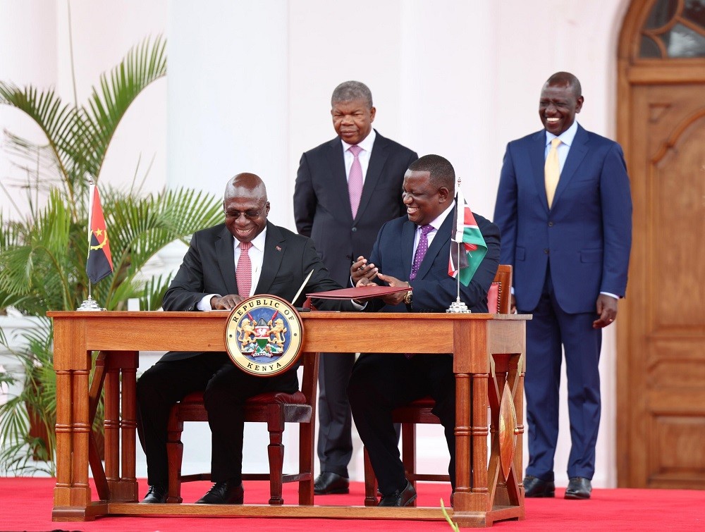 (10.22) Lãnh đạo Angola và Kenya chứng kiến lễ ký kết các thỏa thuận song phương giữa hai nước này ngày 21/10. (Nguồn: CapitalNews.co.ke)