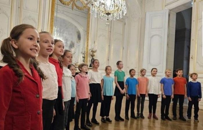 The children’s choir performed the chorus performance “Ly Cay Banyan”. (Source: Nhan Dan Newspaper)