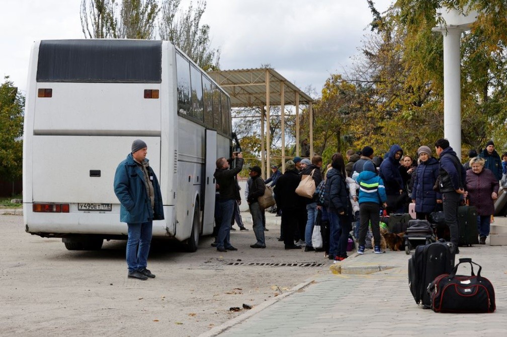 Dân thường sơ tán bằng phà từ thành phố Kherson do Nga kiểm soát lên xe buýt hướng đến Crimea, ở thị trấn Oleshky, vùng Kherson, Ukraine do Nga kiểm soát ngày 22/2022. (Nguồn: Reuters)