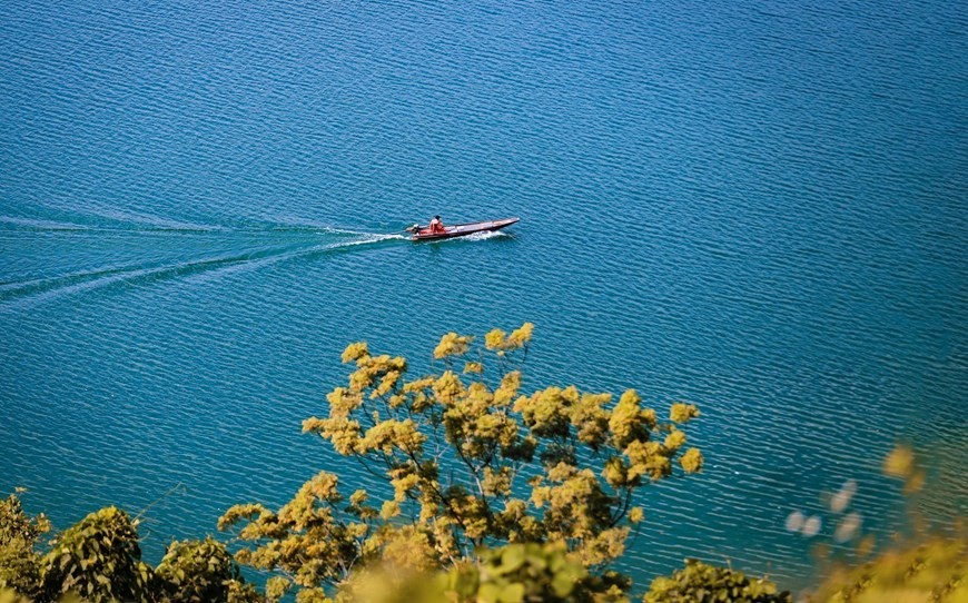 Hoa Binh Reservoir on a peaceful autumn afternoon. (Photo: VNA)