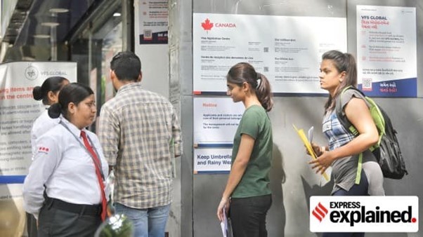 Xếp hàng bên ngoài trung tâm tiếp nhận hồ sơ xin thị thực Canada ở Ahmedabad vào ngày 21/10. 