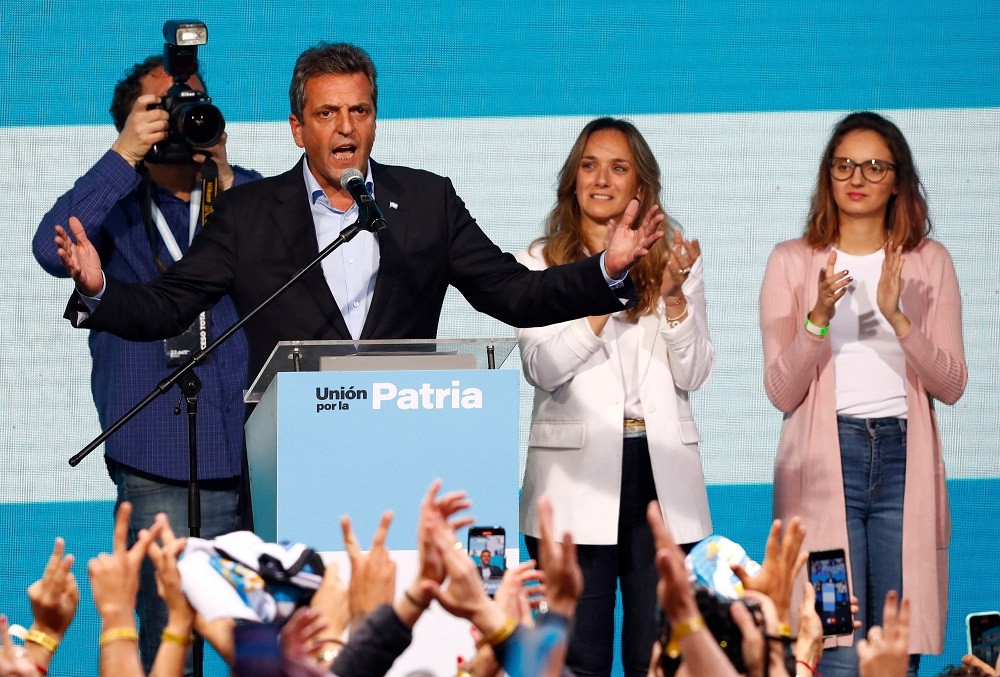 (10.24) Bộ trưởng Kinh tế Argentina Sergio Massa phát biểu trước người ủng hộ sau khi có kết quả bầu cử tổng thống vòng 1 tối ngày 22/10. (Nguồn: Reuters)