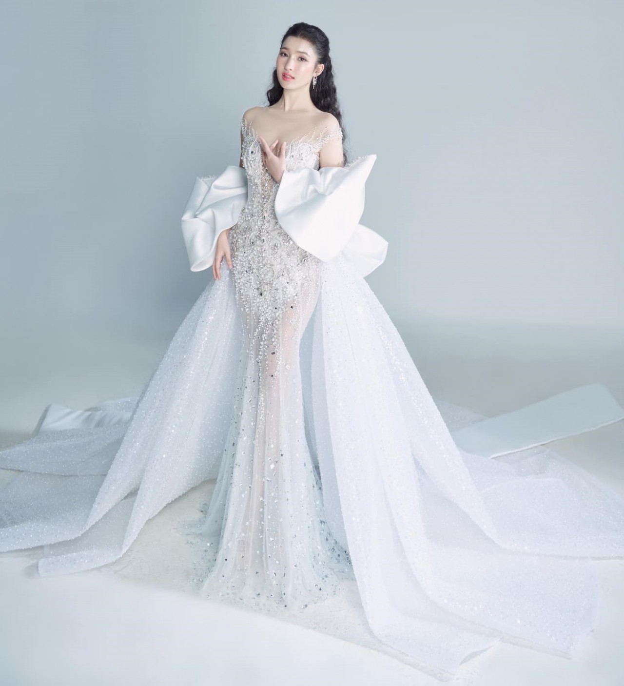 Đêm chung kết Hoa hậu Quốc tế 2023: Á hậu Phương Nhi hé lộ hai thiết kế trang phục dạ hội màu trắng