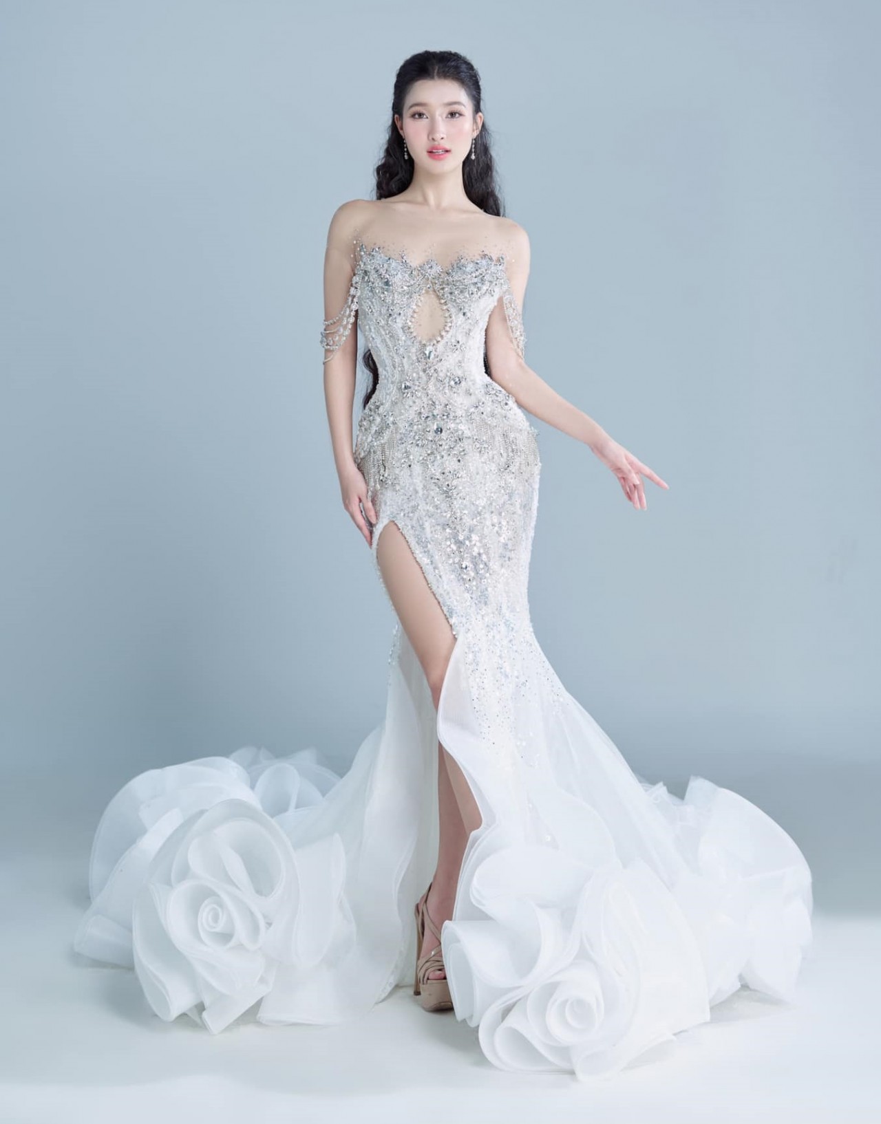 Đêm chung kết Hoa hậu Quốc tế 2023: Á hậu Phương Nhi hé lộ hai thiết kế trang phục dạ hội màu trắng