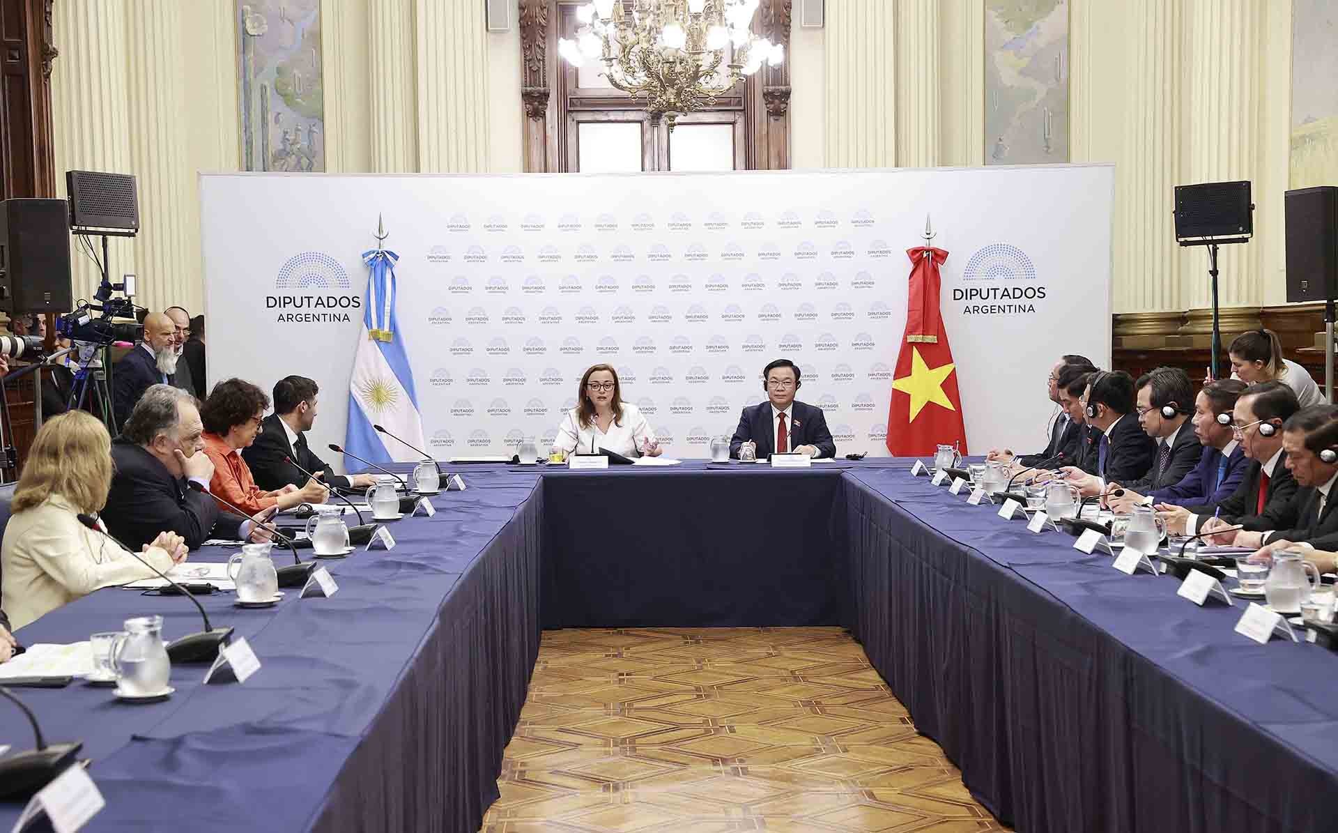 Chủ tịch Quốc hội Vương Đình Huệ hội đàm với Chủ tịch Hạ viện Argentina Cecilia Moreau, tại thủ đô Buenos Aires, Argentina, ngày 24/4/2023.