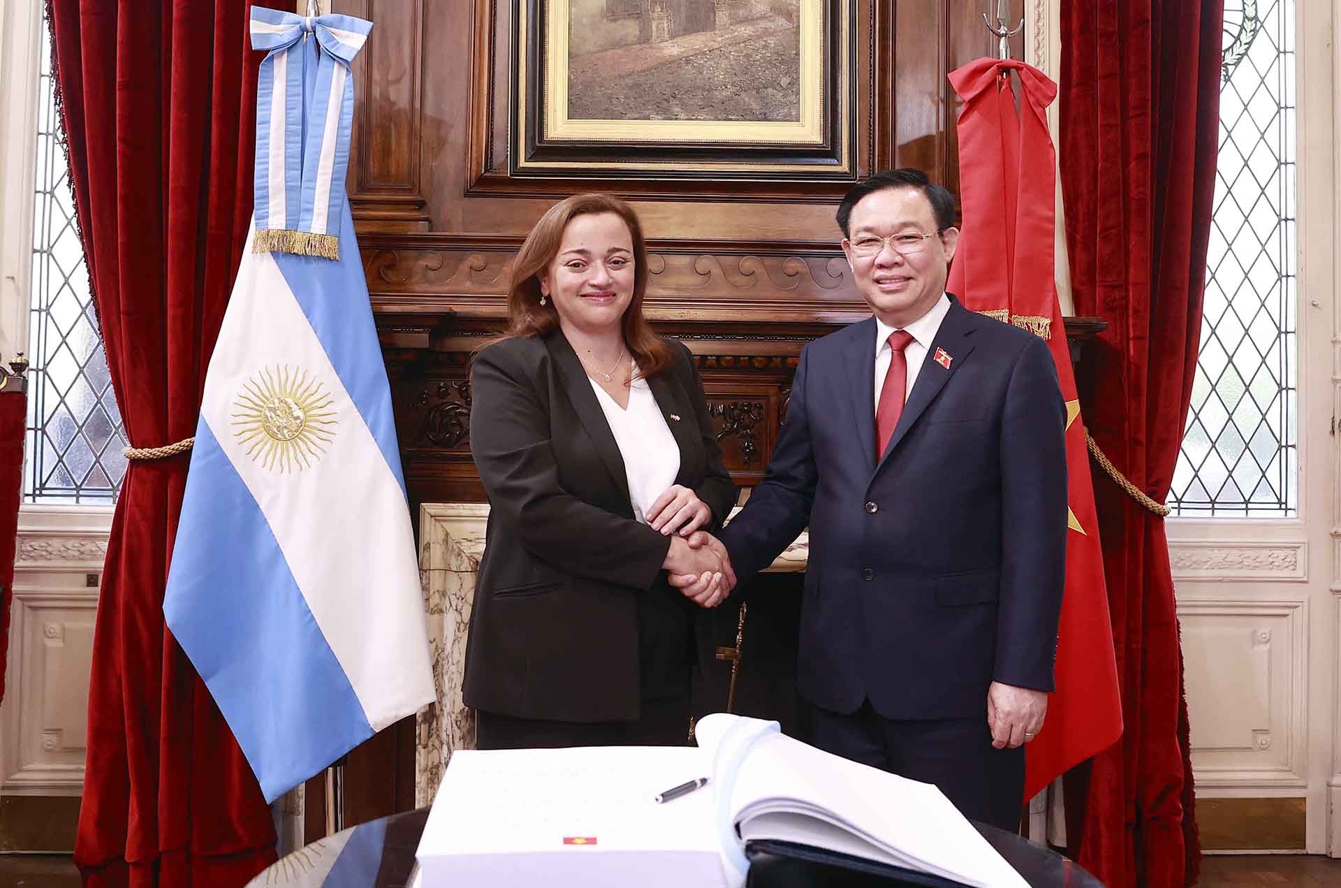 Chủ tịch Quốc hội Vương Đình Huệ và Chủ tịch Hạ viện Cộng hòa Argentina Cecilia Moreau ký thỏa thuận giữa Quốc hội Việt Nam và Hạ viện Argentina, ngày 24/4/2023.