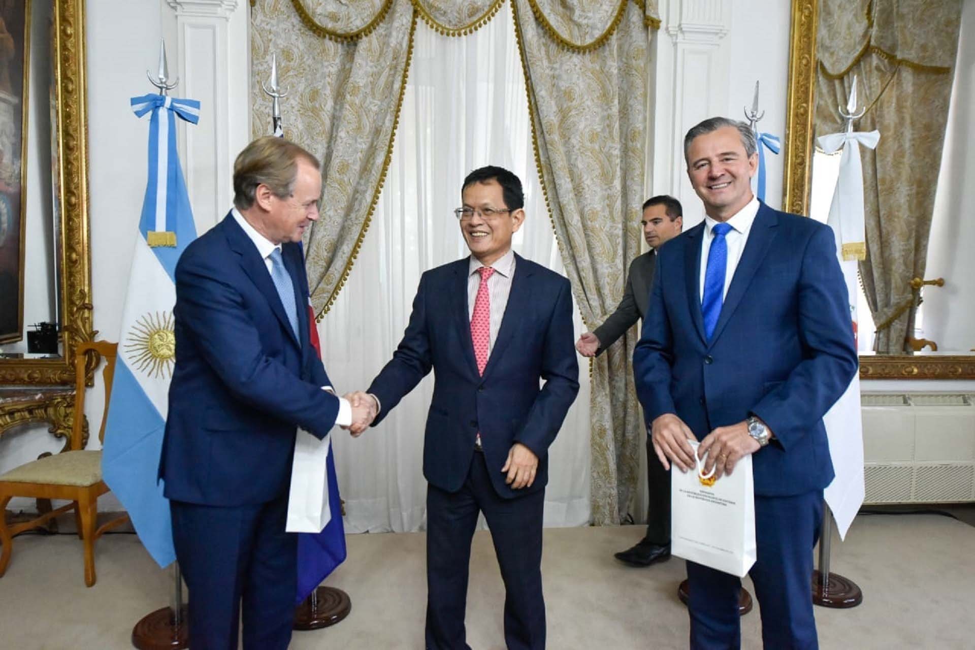 Đại sứ Việt Nam tại Argentina Dương Quốc Thanh (giữa) trong cuộc gặp lãnh đạo tỉnh Entre Ríos, Argentina, tháng 6/2023.