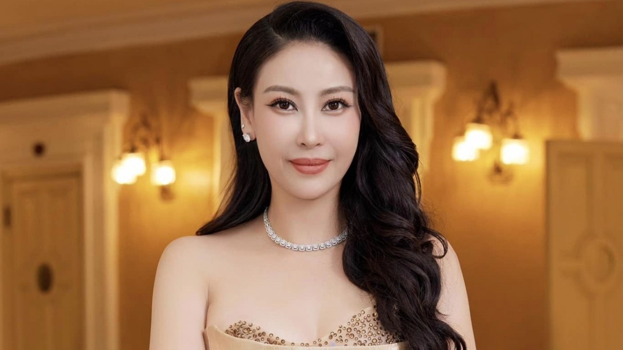 Vẻ đẹp không tì vết cùng gu thời trang sang chảnh của Hoa hậu Hà Kiều Anh