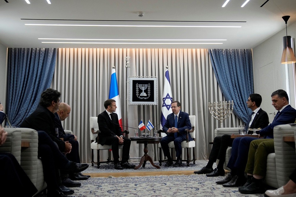 (10.24) Tổng thống Pháp Emmanuel Macron và người đồng câp Israel Isaac Herzog trong cuộc gặp ngày 24/10 tại Jerusalem. (Nguồn: Reuters)