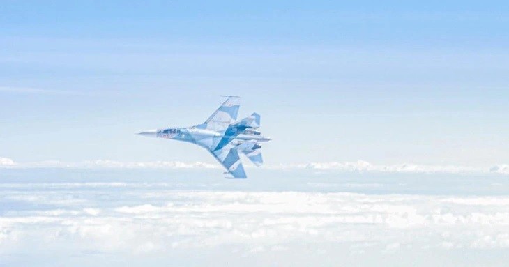 Chiến đấu cơ Sukhoi Su-27 của Nga bay trên vùng trời quốc tế ở biển Baltic hồi tháng 4-2023 - Ảnh: REUTERS