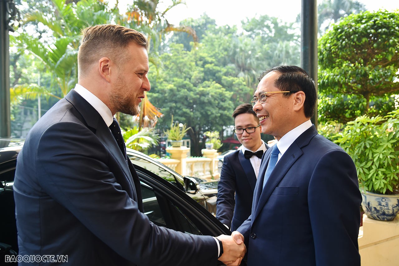 Nhận lời mời của Bộ trưởng Ngoại giao Bùi Thanh Sơn, Bộ trưởng Ngoại giao Cộng hòa Lithuania Gabrielius Landsbergis thăm chính thức Việt Nam từ ngày 25-26/10.