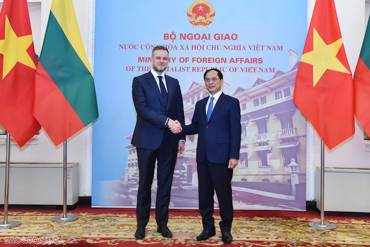 Vietnam, Lithuania Foreign Ministers hold talks in Hanoi