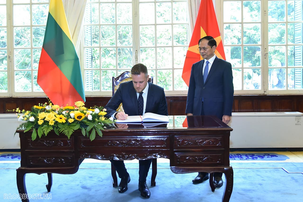 Vietnam, Lithuania Foreign Ministers hold talks in Hanoi