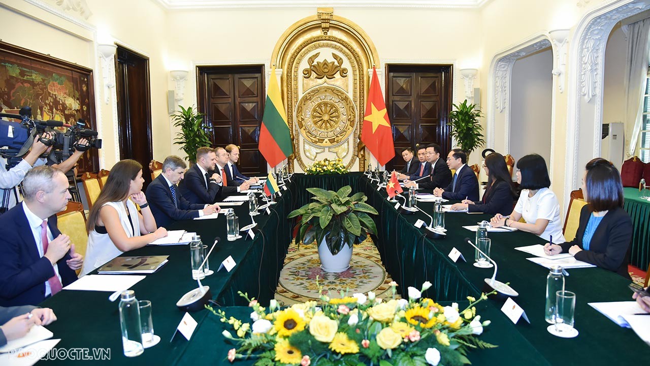 Vietnam, Lithuania Foreign Ministers hold talks in Hanoi