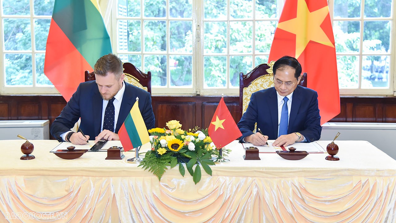 Vietnam, Lithuania Foreign Ministers hold talks in Hanoi