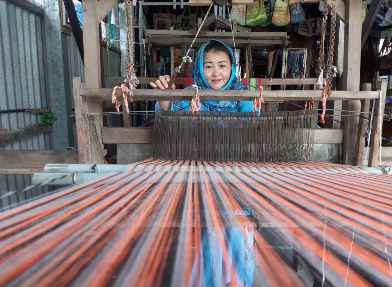 Chị Zây Mah ở ấp Châu Giang (xã Châu Phong, TX. Tân Châu) gắn bó với nghề dệt thổ cẩm truyền thống của đồng bào Chăm An Giang. (Ảnh: Phương Nghi)