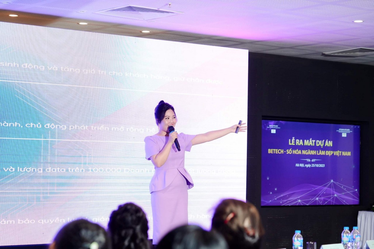 Bà Nguyễn Thị Tuyết Nhung - Giám đốc dự án “Số hóa ngành làm đẹp Việt Nam” đã giới thiệu về nền tảng số Betech. (Nguồn: Ban tổ chức)