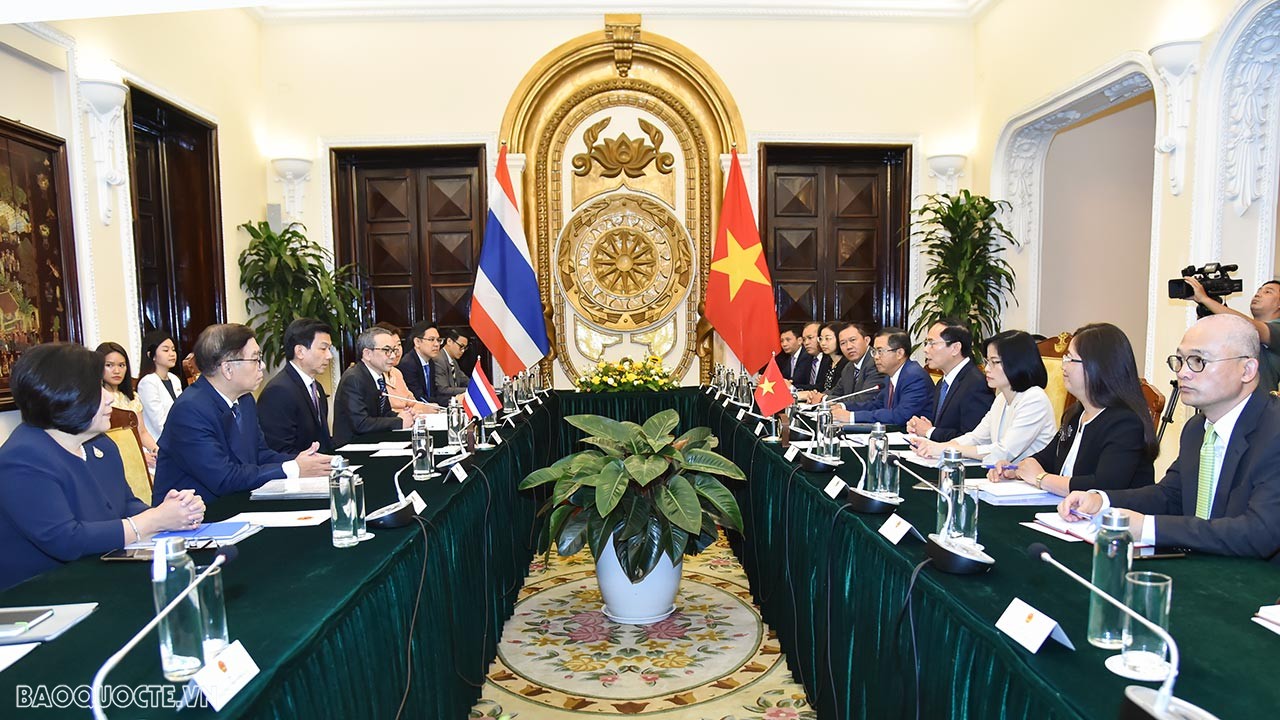 Đặc biệt, hai bên sẽ từng bước cụ thể hóa nội hàm Chiến lược “Ba kết nối” mà lãnh đạo hai nước đã thông qua, bao gồm: Kết nối chuỗi cung ứng, kết nối các ngành kinh tế cơ sở, đặc biệt là kết nối giữa các doanh nghiệp siêu nhỏ, vừa và nhỏ, các doanh nghiệp của các địa phương và kết nối các chiến lược tăng trưởng bền vững của hai nước là Chiến lược Quốc gia về Tăng trưởng xanh của Việt Nam và Mô hình kinh tế Sinh học - Tuần hoàn - Xanh (BCG) của Thái Lan.