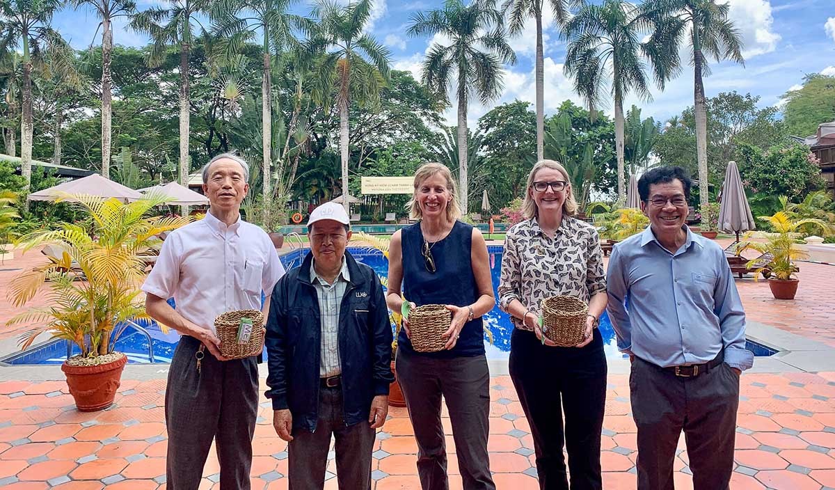 Các Tổng lãnh sự Ono Masuo (Nhật Bản), Susan Burns (Hoa Kỳ) và Sarah Hooper (Australia) gặp gỡ các đại diện tại Cần Thơ.