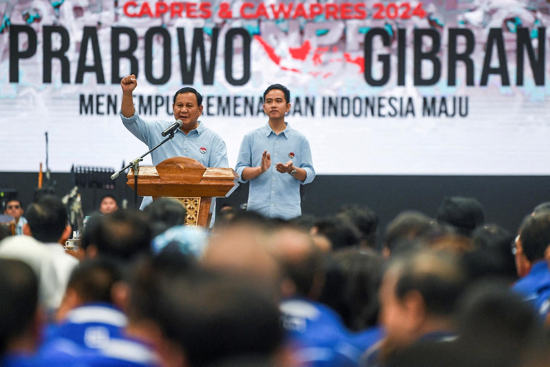 Bộ trưởng Quốc phòng Indonesia, Tướng Prabowo Subianto và con trai đương kim Tổng thống Widodo, ông Gibran Rakabuming Raka, là thế lực đáng gờm trong cuộc bầu cử Tổng thống Indonesia tháng 2/2024. (Nguồn: Reuters)