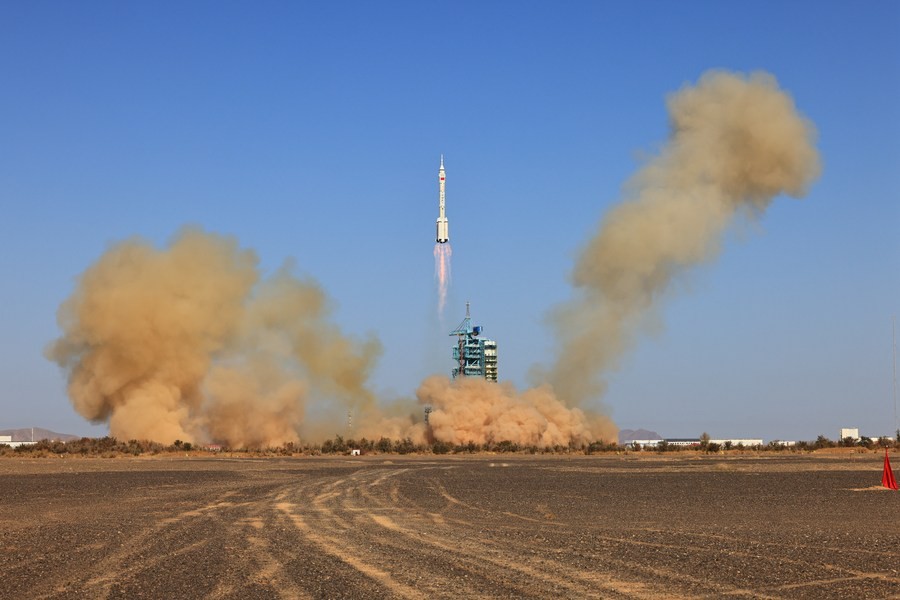Trung Quốc đưa tàu vũ trụ Thần Châu-17 lên quỹ đạo