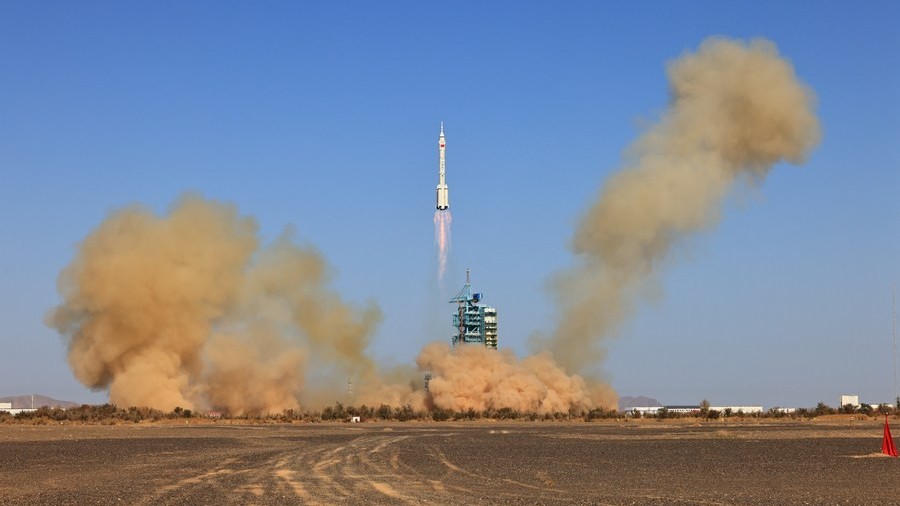 Trung Quốc phóng tàu vũ trụ có người lái Thần Châu-17 lên quỹ đạo