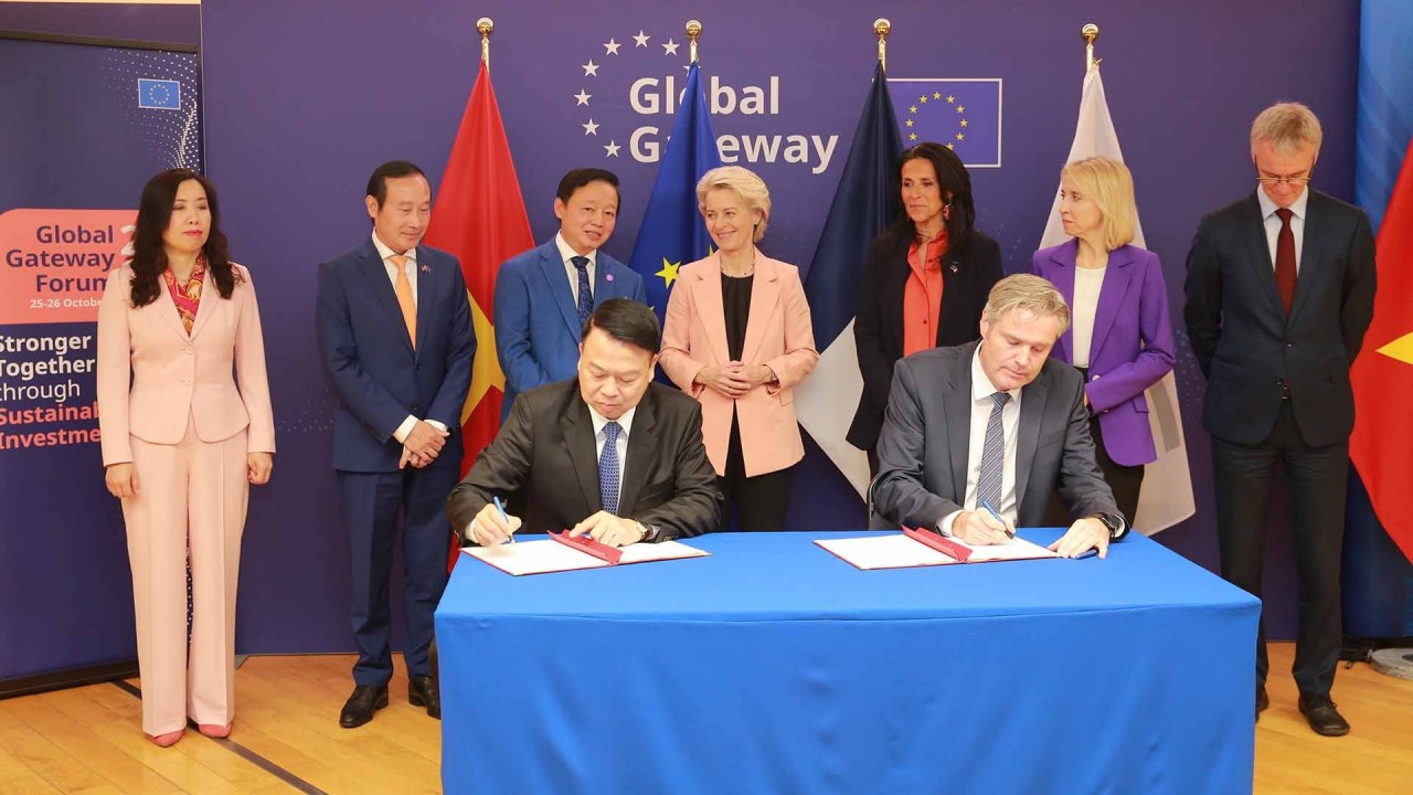 Deputy PMinister Tran Hong Ha meets EC President Ursula von der Leyen in Brussels