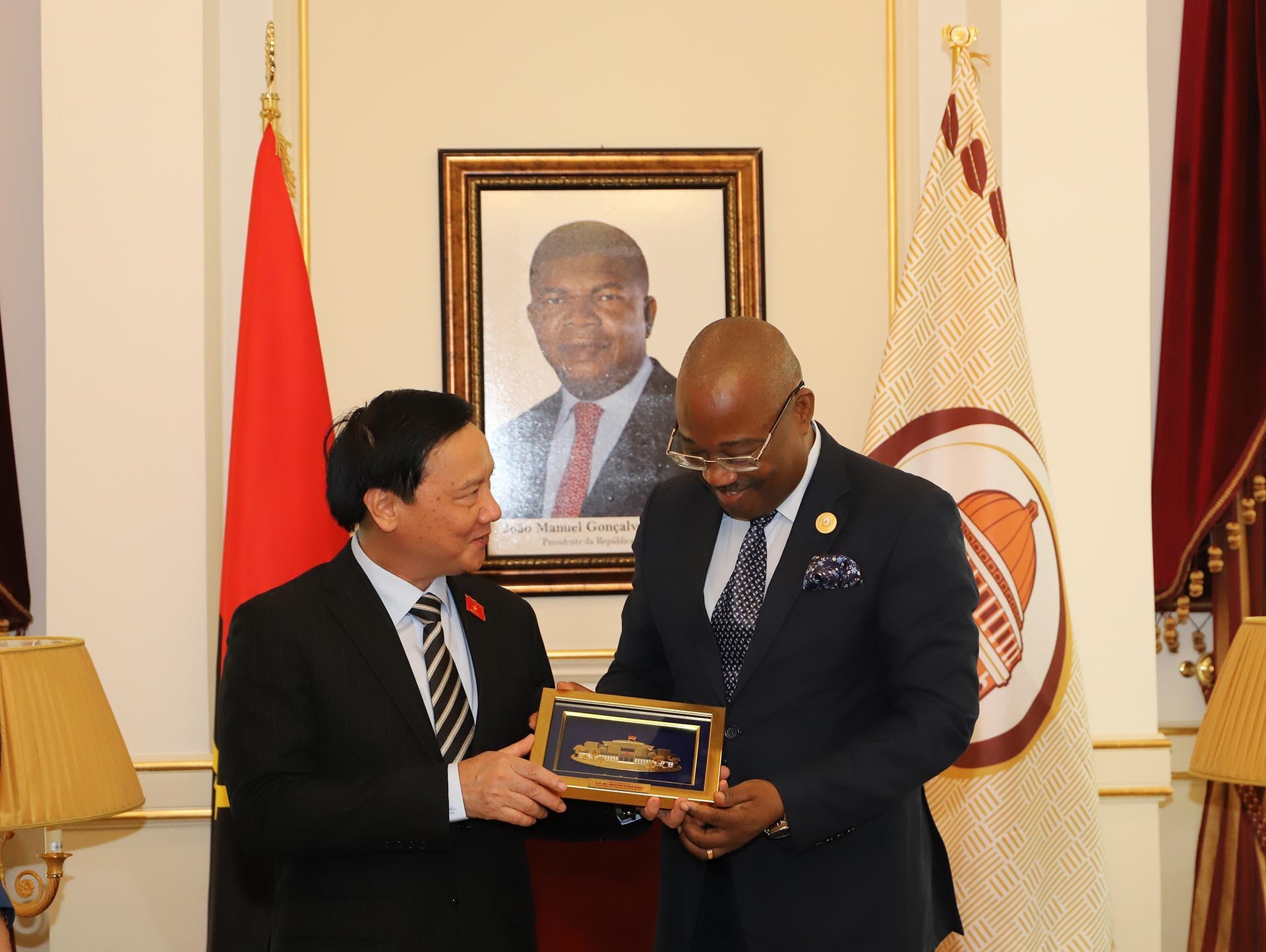 Phó Chủ tịch Quốc hội Nguyễn Khắc Định tặng quà lưu niệm cho Phó Chủ tịch thường trực Quốc hội Angola, ông Americo Antonio Cuononoca. (Nguồn: TTXVN)