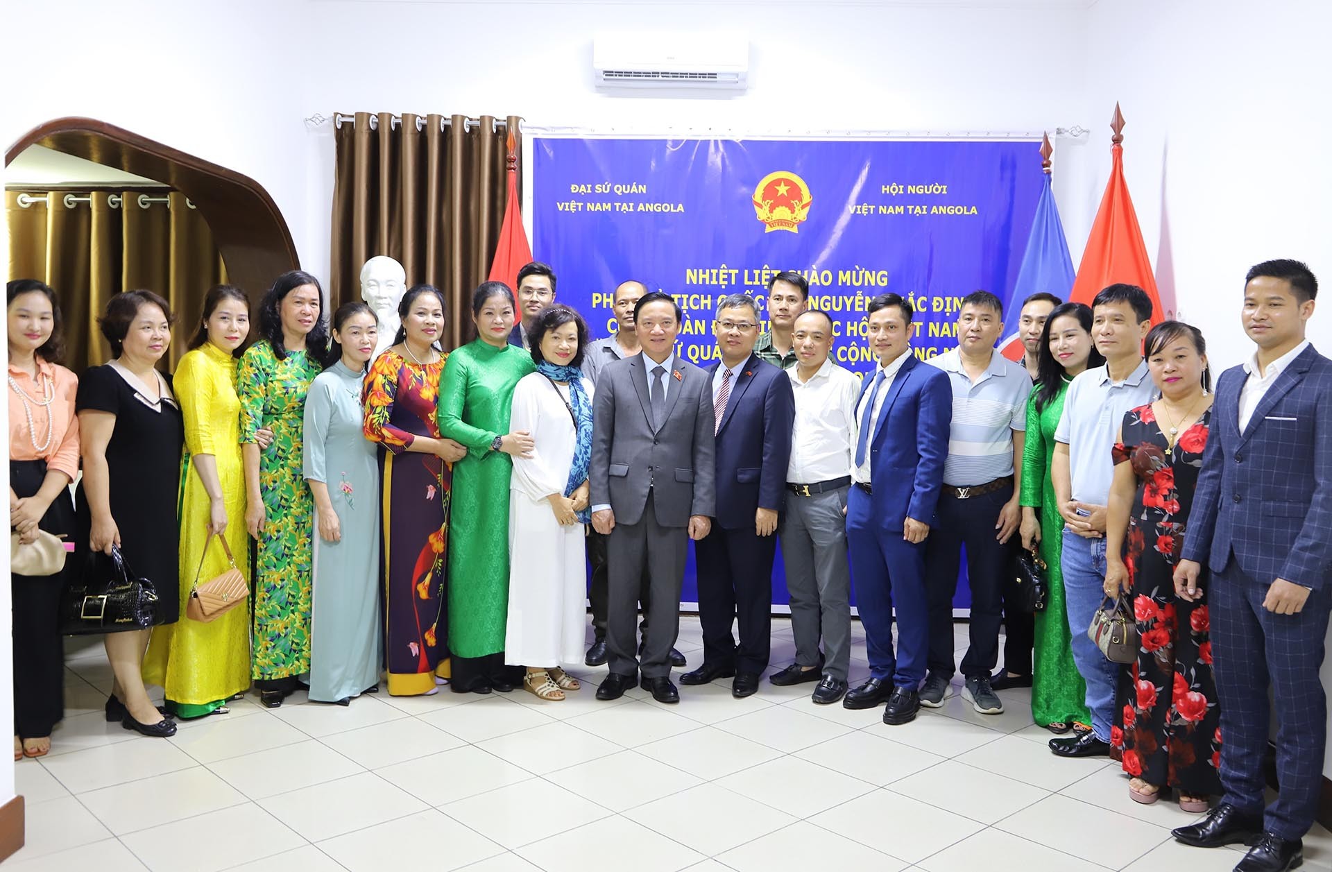 Phó Chủ tịch Quốc hội Nguyễn Khắc Định chụp ảnh lưu niệm cùng cán bộ, nhân viên Đại sứ quán và cộng đồng người Việt Nam tại Angola. (Nguồn: TTXVN)