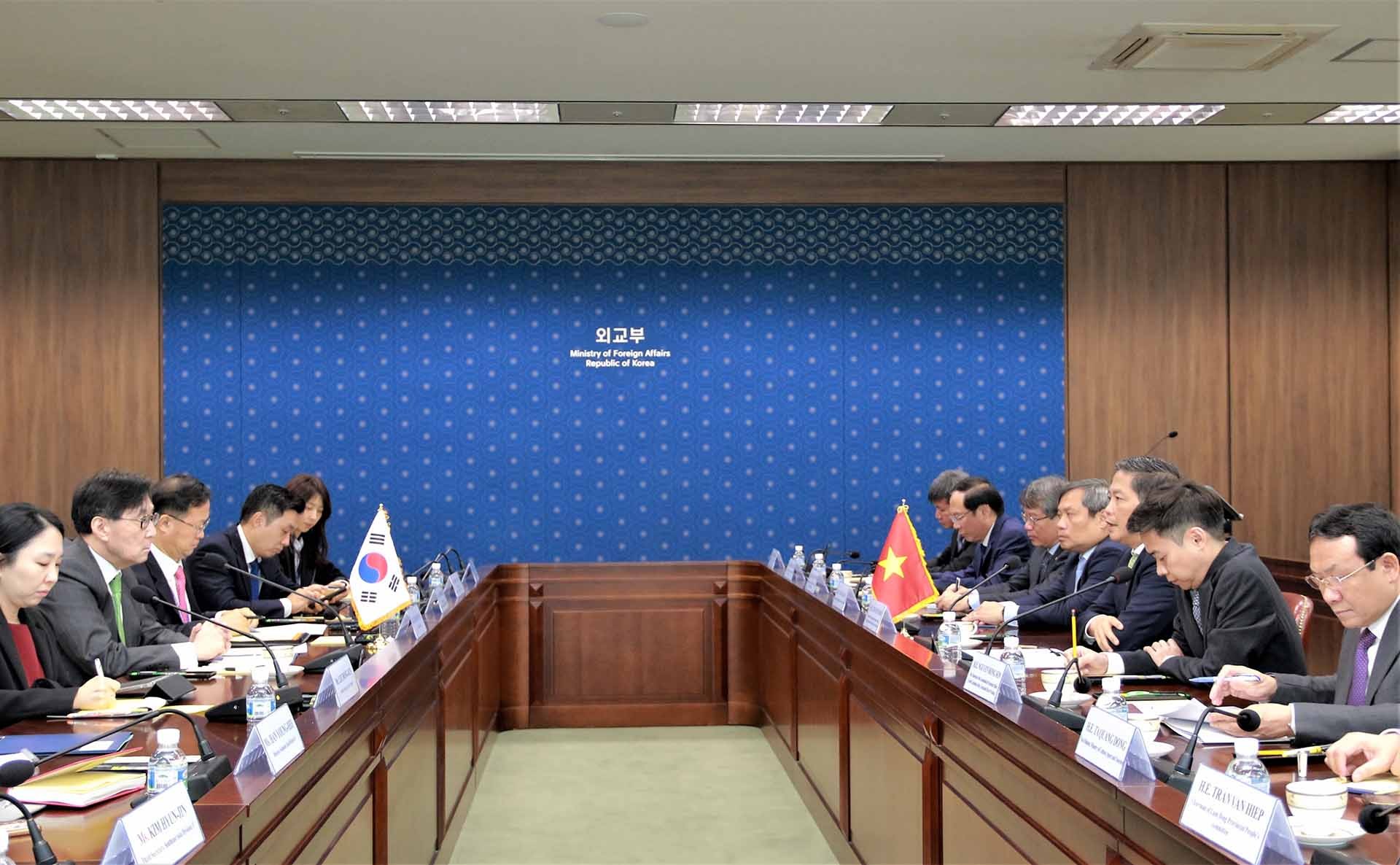 Trưởng ban Kinh tế Trung ương Trần Tuấn Anh gặp Thứ trưởng thứ nhất Bộ Ngoại giao Hàn Quốc Jang Ho Jin. (Nguồn: TTXVN)