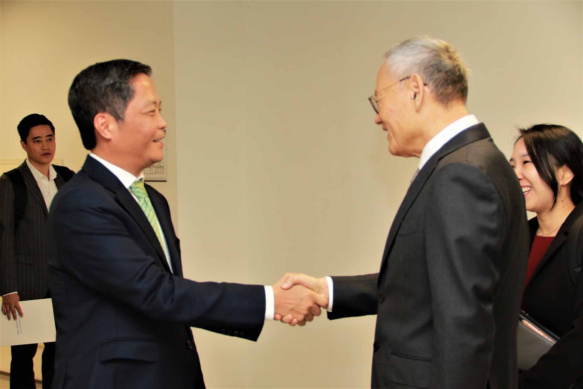 Trưởng ban Kinh tế Trung ương Trần Tuấn Anh gặp Bộ trưởng Bộ Văn hóa, Thể thao và Du lịch Hàn Quốc Yoo In Chon. (Nguồn: TTXVN)