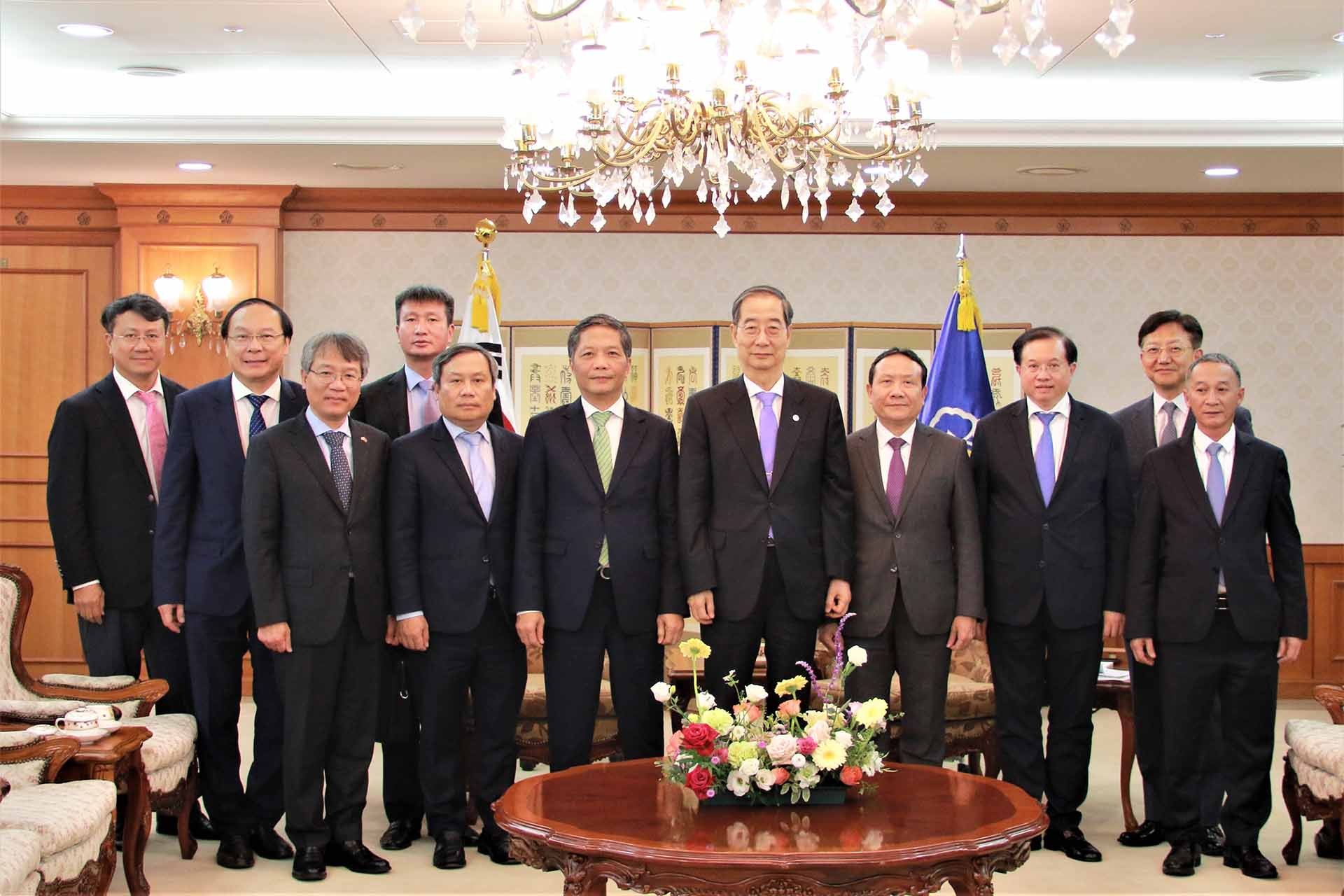 Trưởng ban Kinh tế Trung ương Trần Tuấn Anh và Thủ tướng Hàn Quốc Han Duck Soo cùng các đại biểu. (Nguồn: TTXVN)