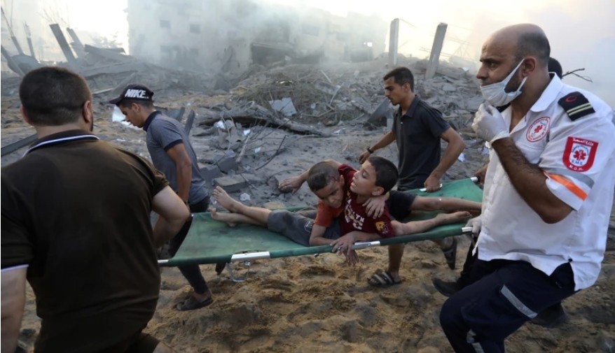 Người Palestine sơ tán hai cậu bé bị thương sau cuộc không kích của Israel vào Thành phố Gaza, Thứ Tư, ngày 25 tháng 10 năm 2023. (Ảnh AP / Abed Khaled)